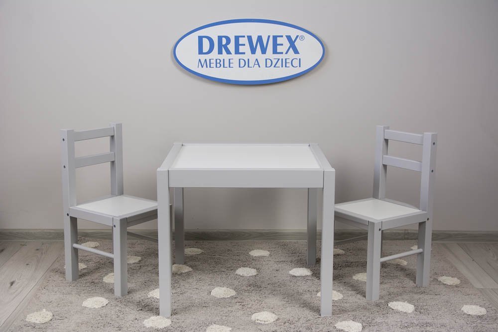 Drevený detský stôl a dve stolièky biela/sivá